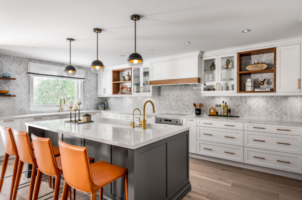 Pemilihan perabotan dan aksesori dengan warna emas atau perak